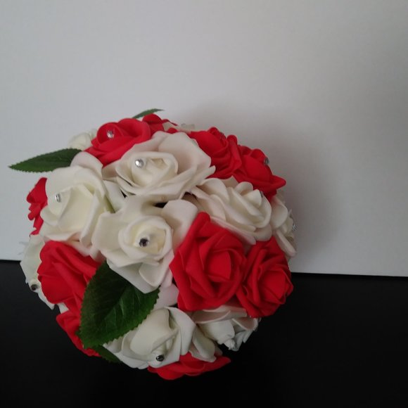 Bouquet of red and white foam roses, wedding bouquet, bouquet of XV years. - Picture 13 of 14